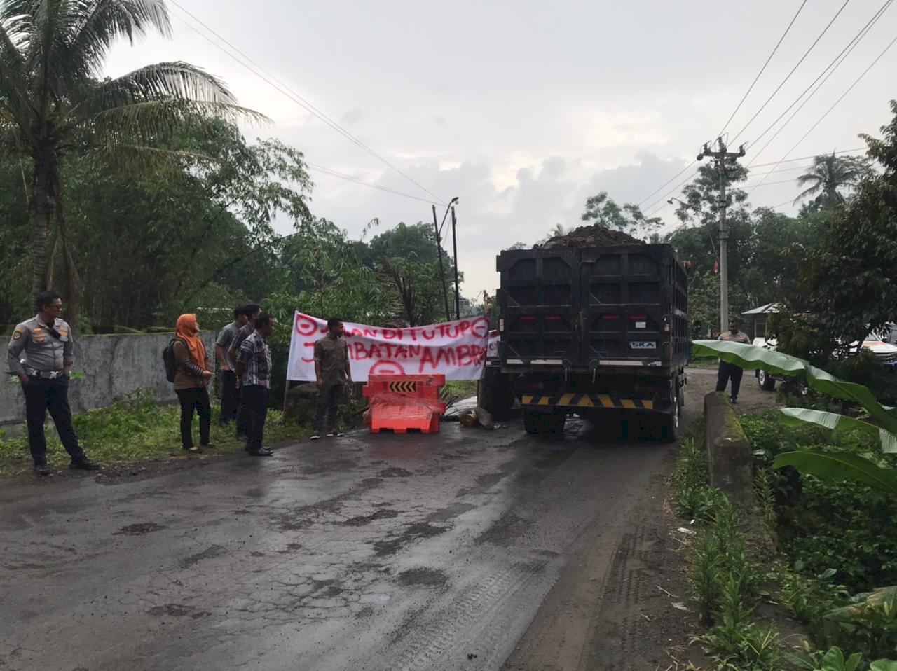 Jembatan Ambrol hingga Keselamatan Jalur Tronton Ditangani Langsung Dishub Klaten dengan Pemasangan Water Barrier