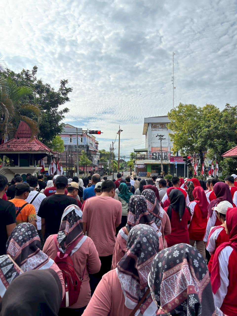 Pagi Buta ke Pendopo: Karyawan Dishub Klaten Ikuti Jalan Sehat HUT KORPRI ke-54 dengan Penuh Semangat