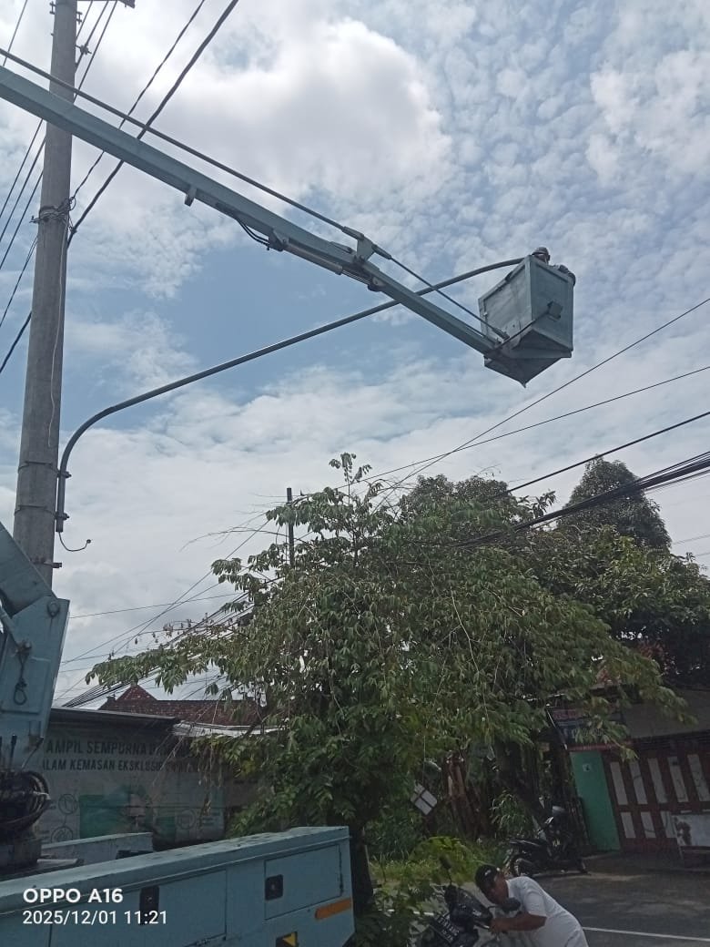 Ganti Terang, Jalan RSI-Karanganom Kini Bercahaya dengan Lampu LED 60 Watt Terbaru Dishub Klaten