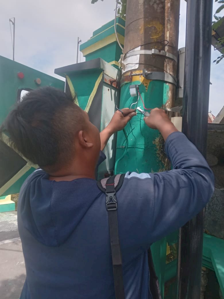 Perbaiki Meter Tenaga, Upgrade Photo Cell di Ponggok-Majegan Cegah Gangguan Otomasi Penerangan