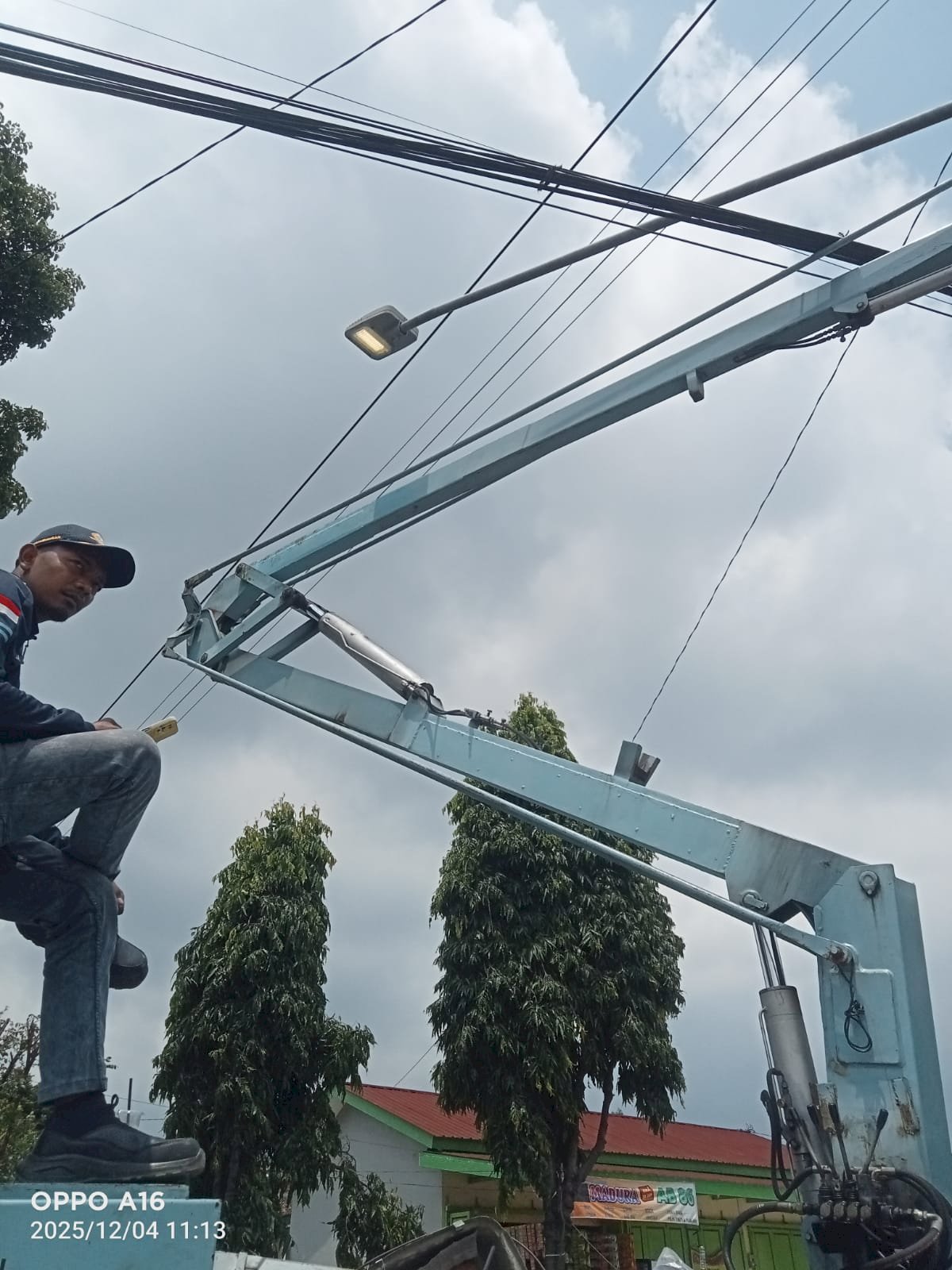 Jangan Takut Berkendara Malam Hari, Tim PJU Dishub Ganti Lampu Rusak dan Bersihkan Korosi di Dua Jalur Strategis Klaten