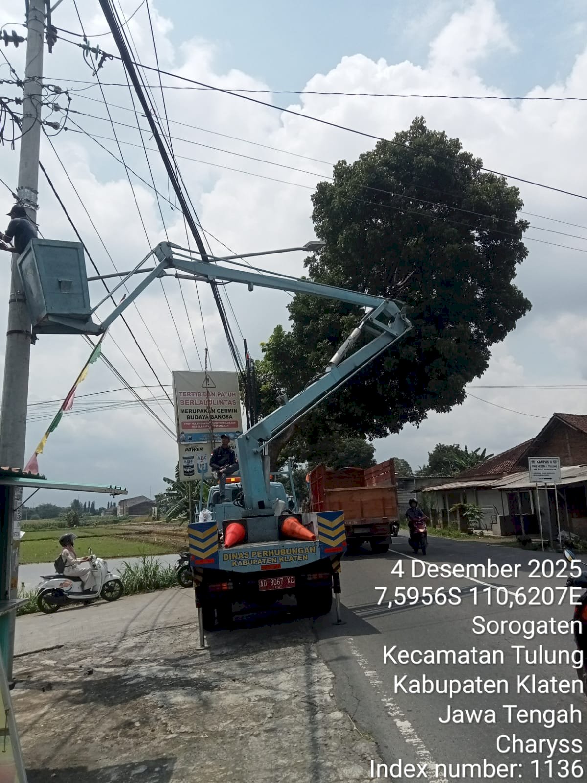 Jangan Takut Berkendara Malam Hari, Tim PJU Dishub Ganti Lampu Rusak dan Bersihkan Korosi di Dua Jalur Strategis Klaten