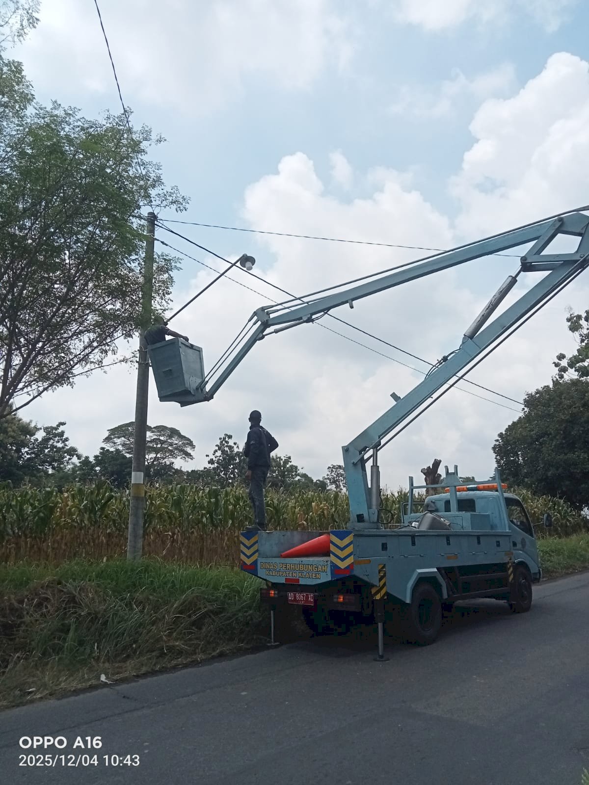 Jangan Takut Berkendara Malam Hari, Tim PJU Dishub Ganti Lampu Rusak dan Bersihkan Korosi di Dua Jalur Strategis Klaten