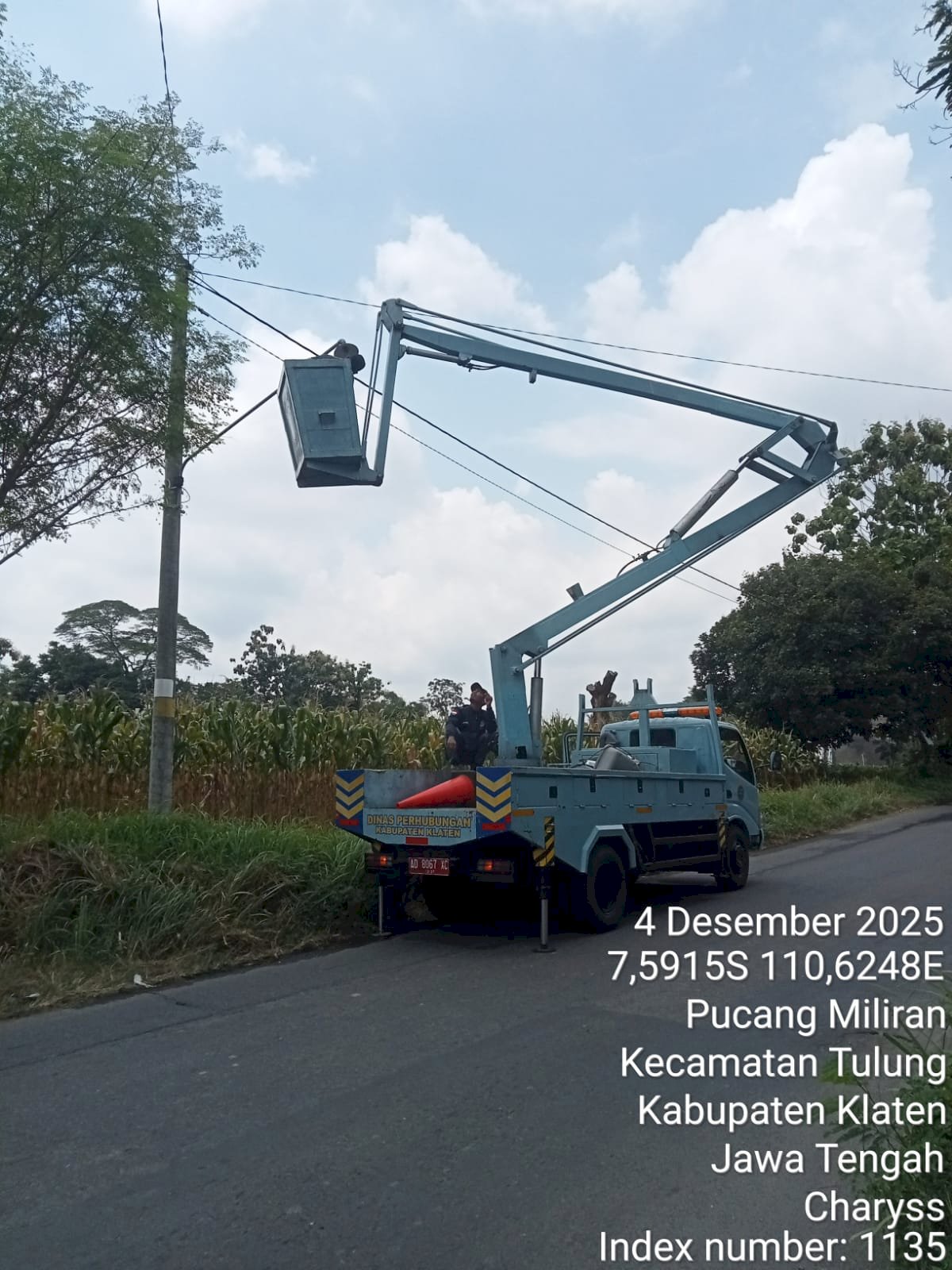 Jangan Takut Berkendara Malam Hari, Tim PJU Dishub Ganti Lampu Rusak dan Bersihkan Korosi di Dua Jalur Strategis Klaten