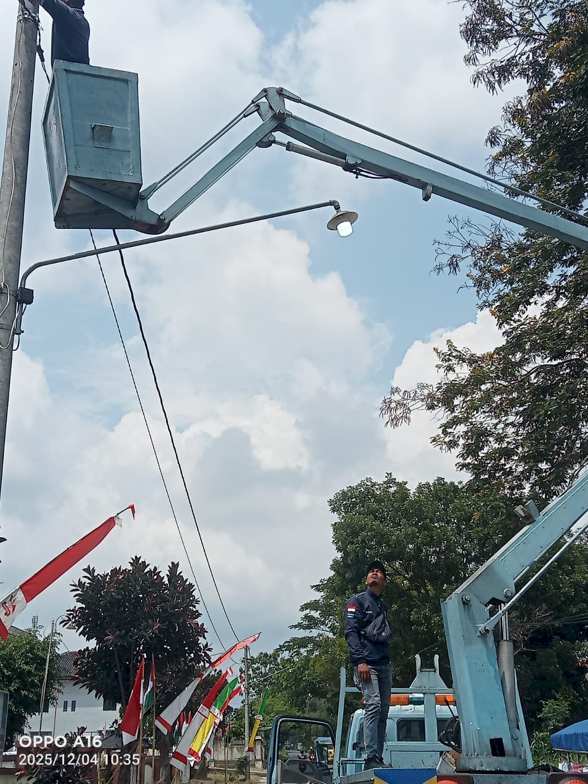 Jangan Takut Berkendara Malam Hari, Tim PJU Dishub Ganti Lampu Rusak dan Bersihkan Korosi di Dua Jalur Strategis Klaten