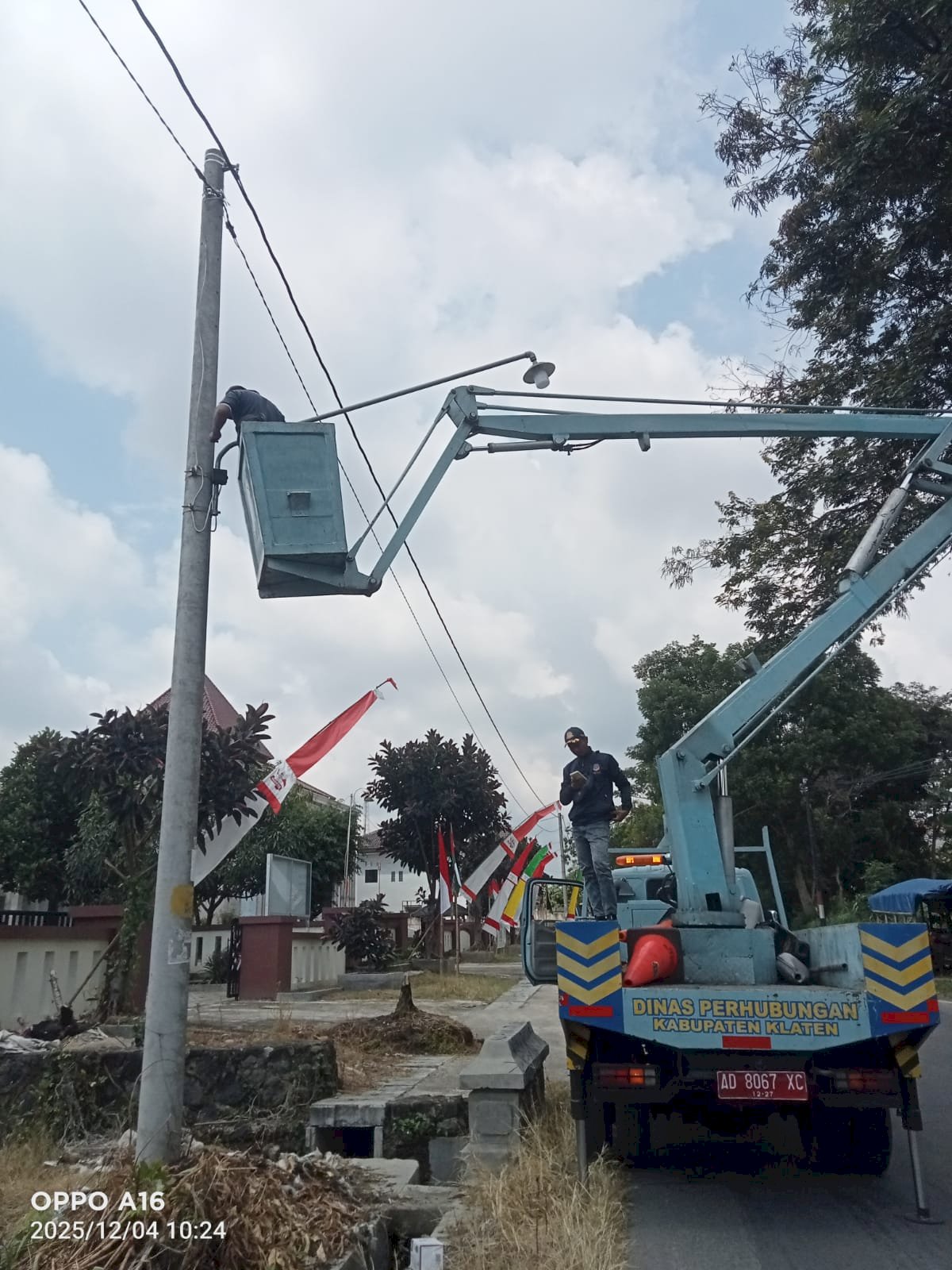 Jangan Takut Berkendara Malam Hari, Tim PJU Dishub Ganti Lampu Rusak dan Bersihkan Korosi di Dua Jalur Strategis Klaten
