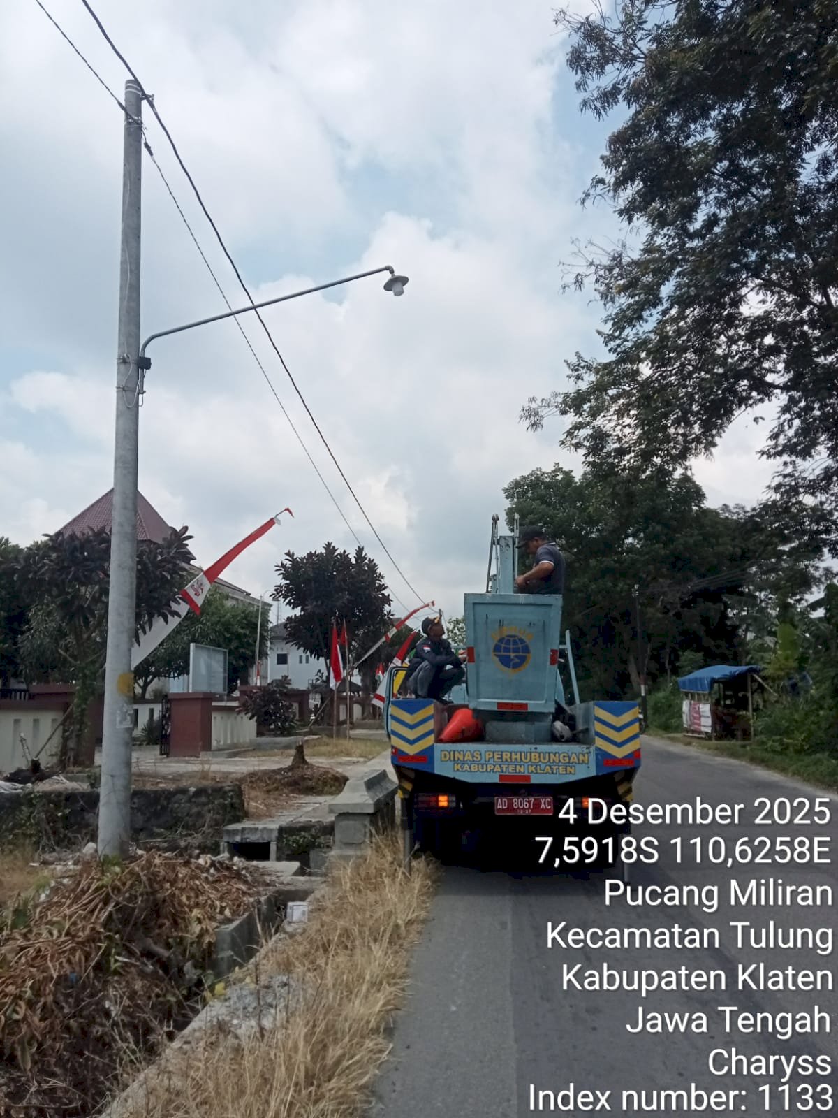 Jangan Takut Berkendara Malam Hari, Tim PJU Dishub Ganti Lampu Rusak dan Bersihkan Korosi di Dua Jalur Strategis Klaten