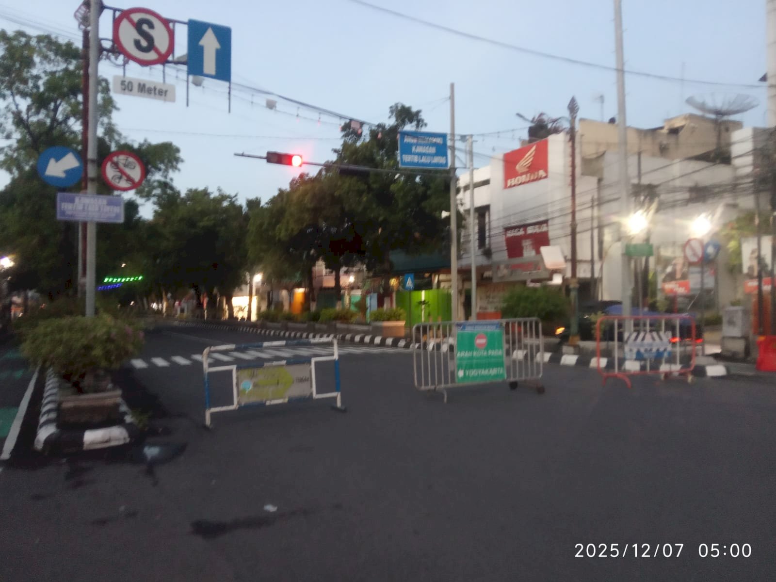 Puluhan Petugas Dishub Sibuk Tutup Jalan, Parkir dan Atur Lalu Lintas untuk Car Free Day Klaten