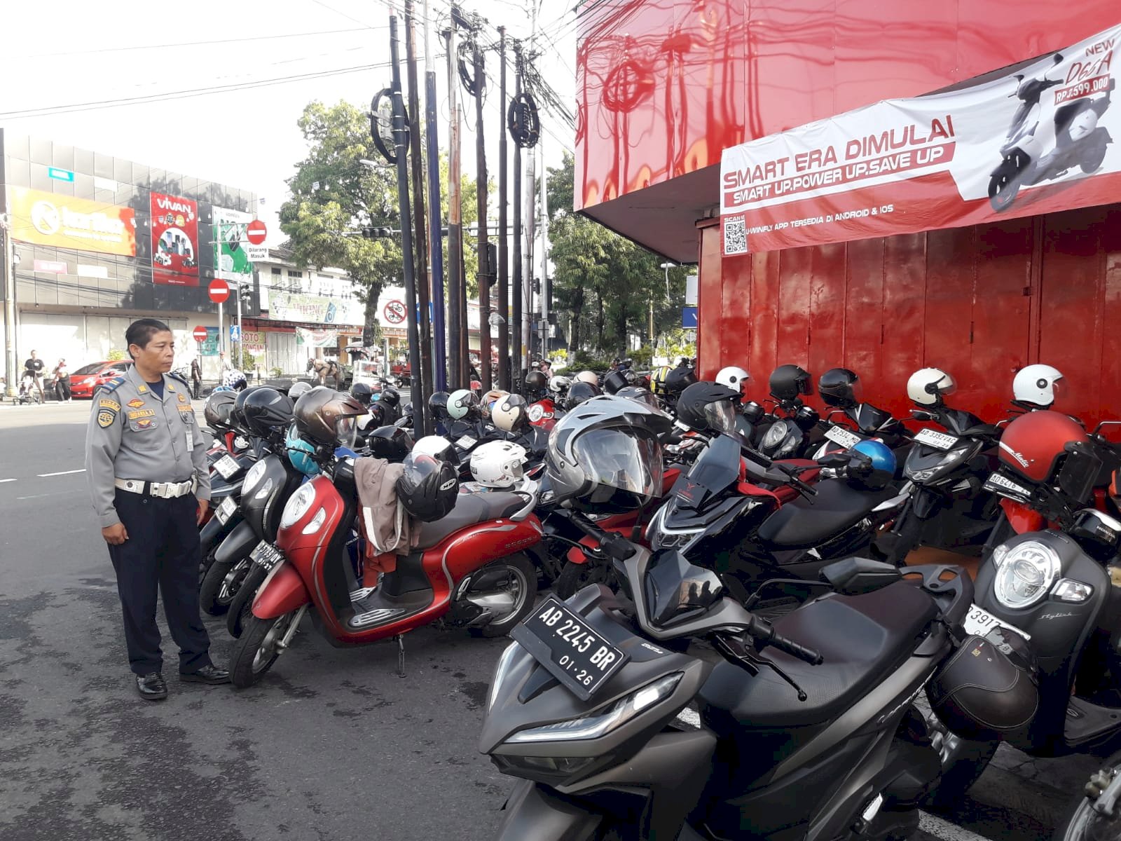 Puluhan Petugas Dishub Sibuk Tutup Jalan, Parkir dan Atur Lalu Lintas untuk Car Free Day Klaten