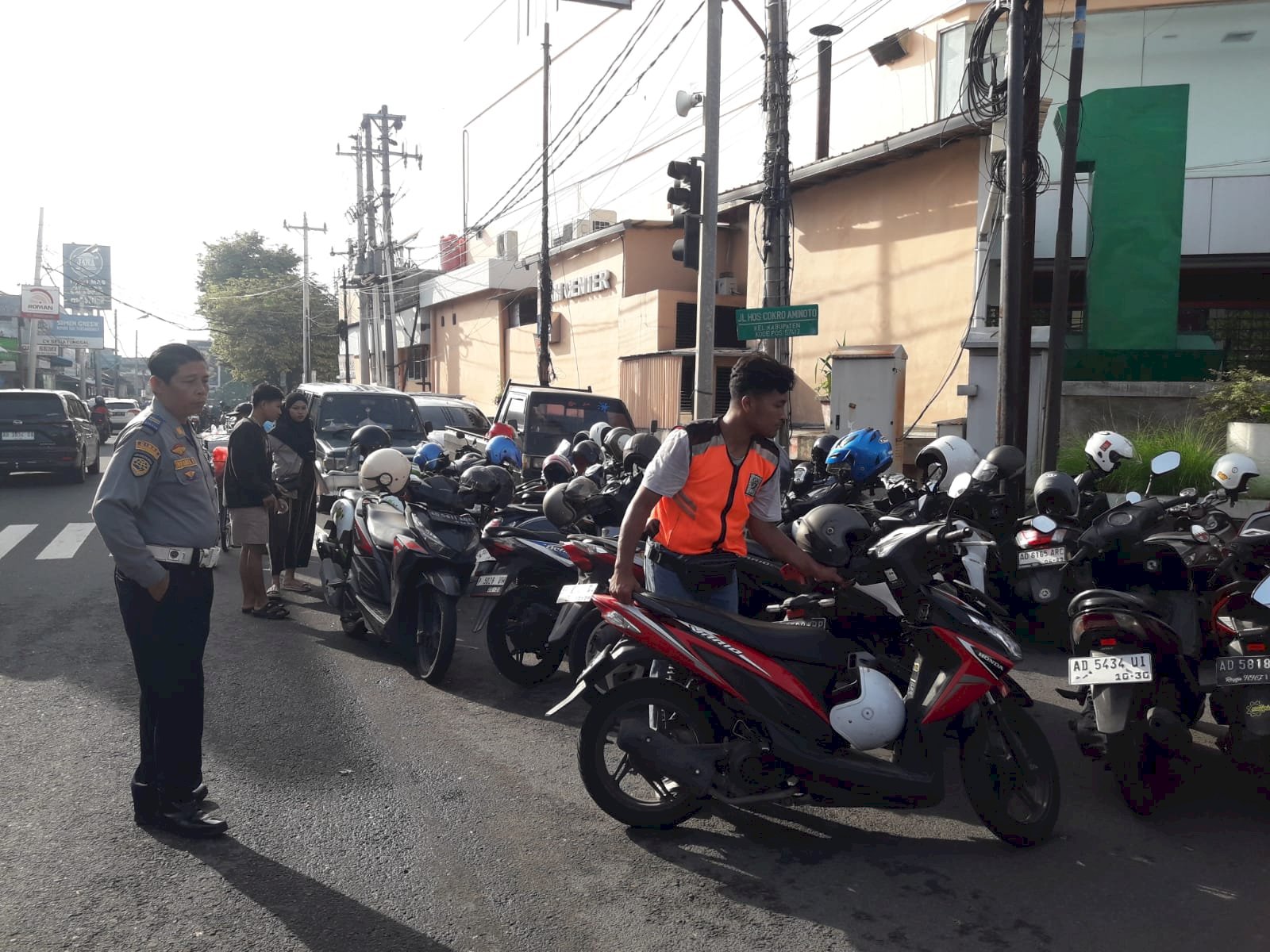 Puluhan Petugas Dishub Sibuk Tutup Jalan, Parkir dan Atur Lalu Lintas untuk Car Free Day Klaten
