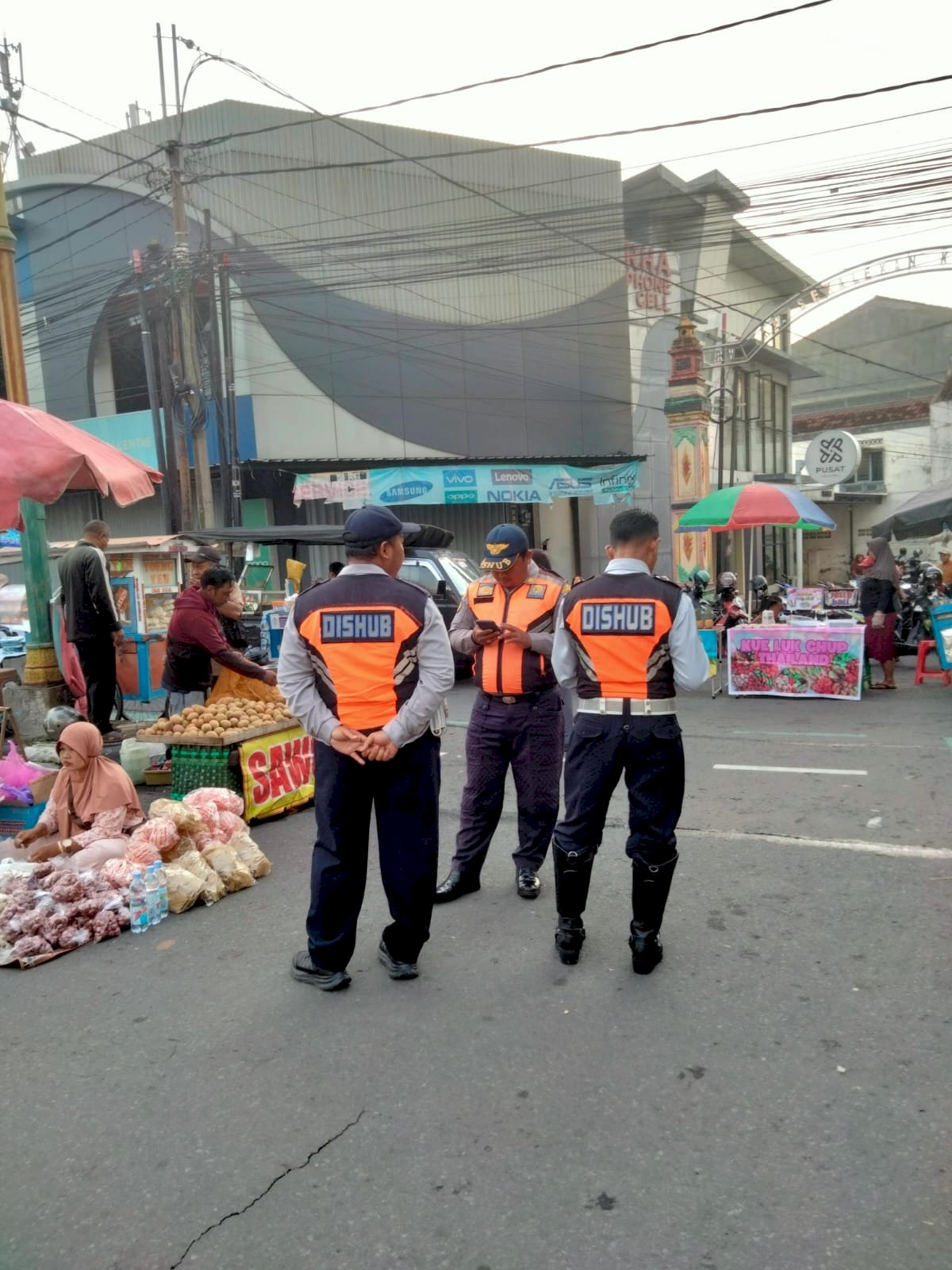 Puluhan Petugas Dishub Sibuk Tutup Jalan, Parkir dan Atur Lalu Lintas untuk Car Free Day Klaten