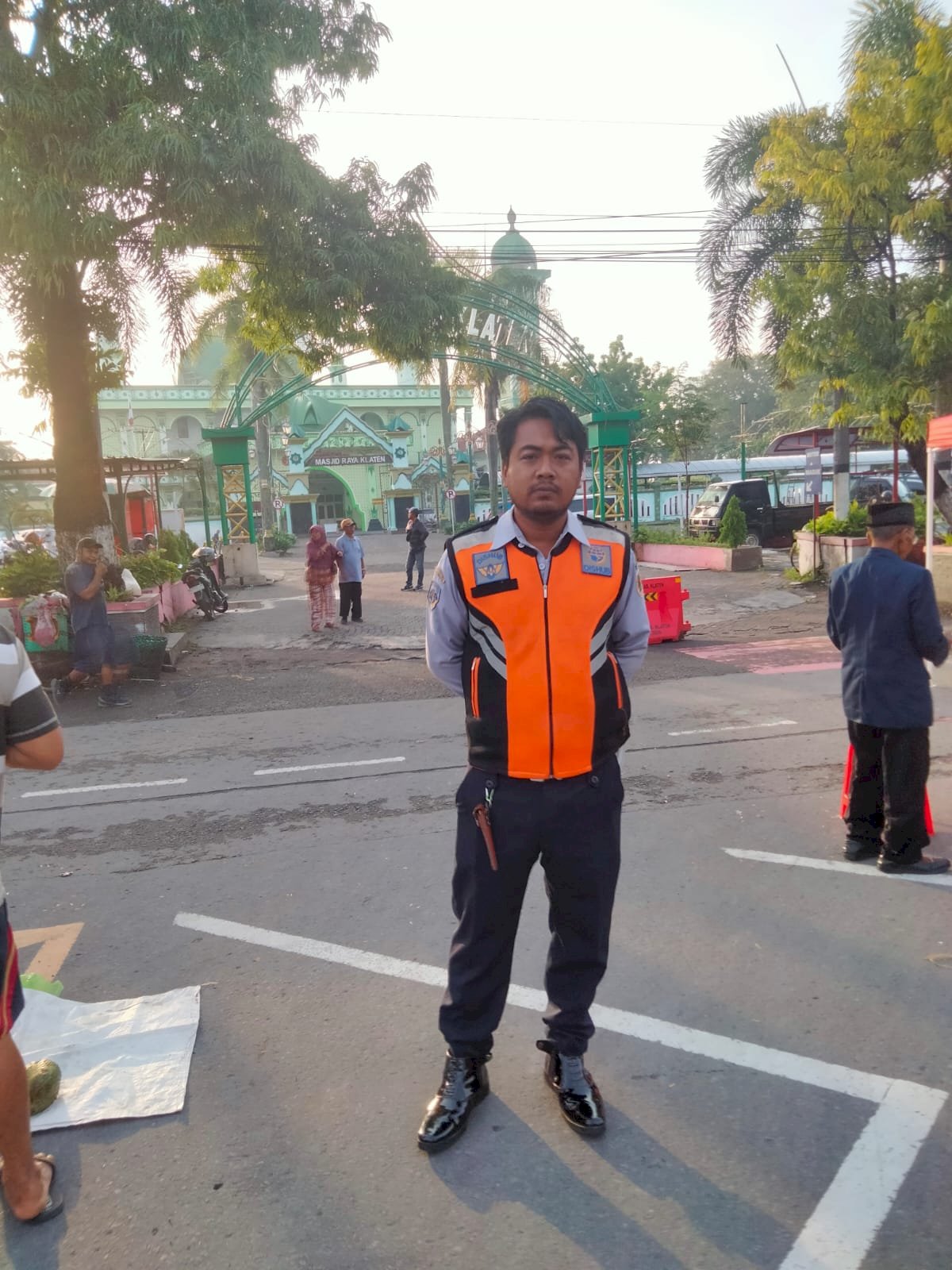 Puluhan Petugas Dishub Sibuk Tutup Jalan, Parkir dan Atur Lalu Lintas untuk Car Free Day Klaten