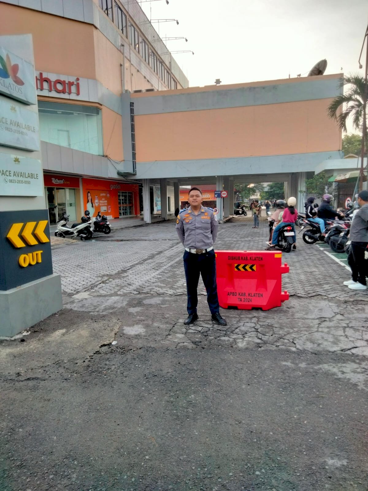 Puluhan Petugas Dishub Sibuk Tutup Jalan, Parkir dan Atur Lalu Lintas untuk Car Free Day Klaten