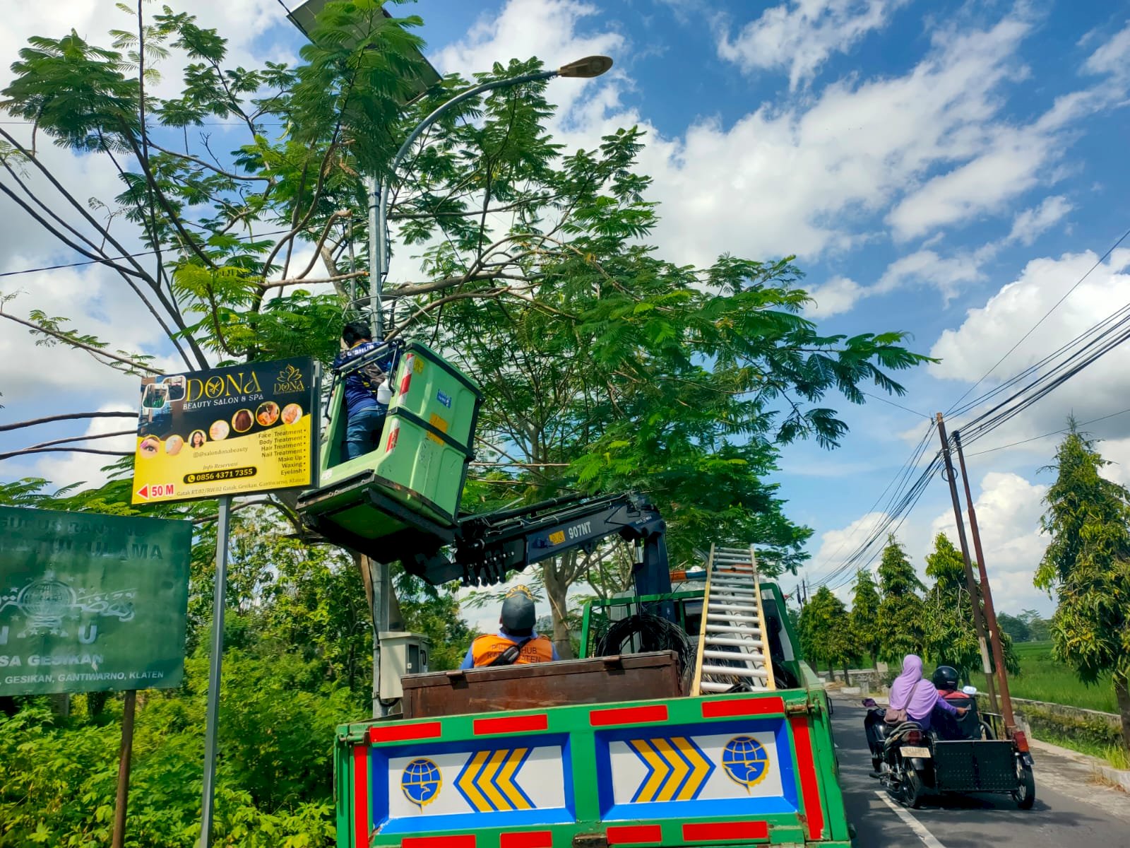Cahaya Terangi Malam, Tim PJU Klaten Lakukan Maintenance Jaringan Penerangan di Gantiwarno