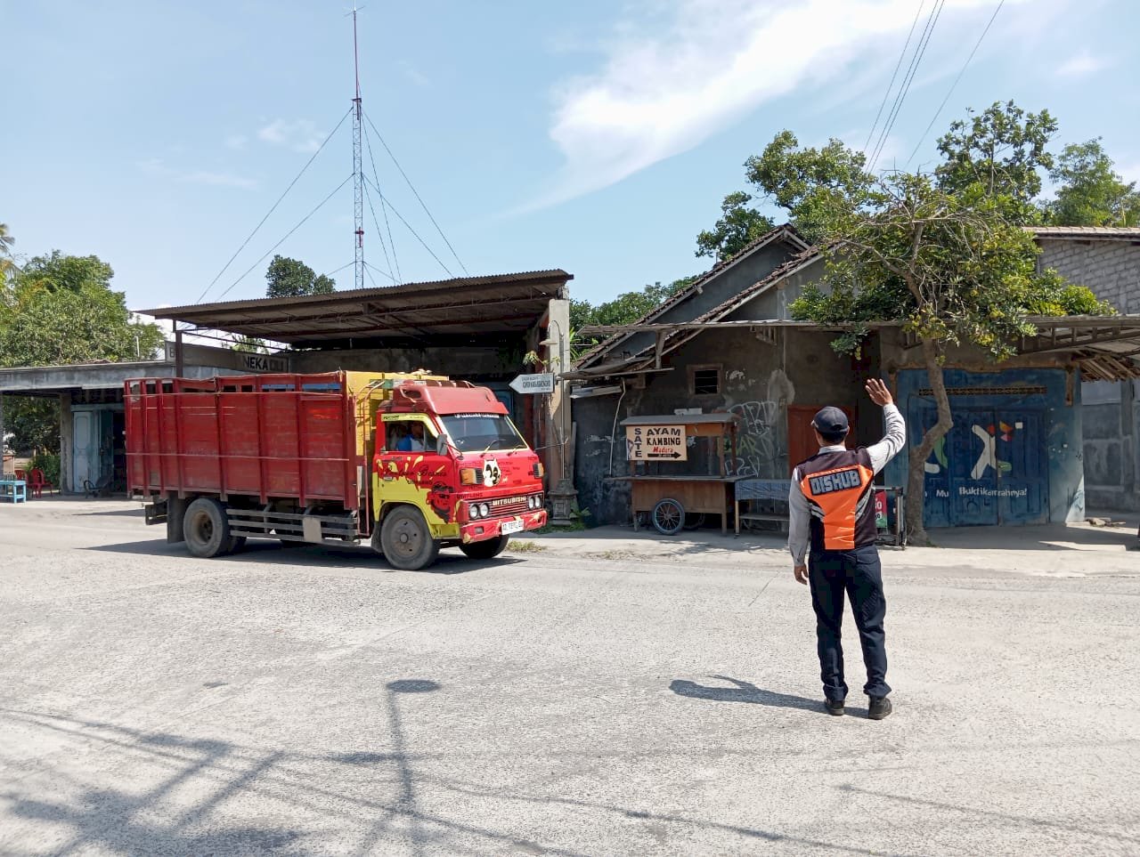 Simpang Aman Terpantau, Dalops Menertibkan Jalur Truk Gol.C di SMPN Karangnongko