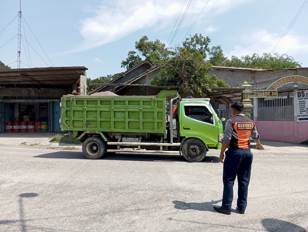 Simpang Aman Terpantau, Dalops Menertibkan Jalur Truk Gol.C di SMPN Karangnongko