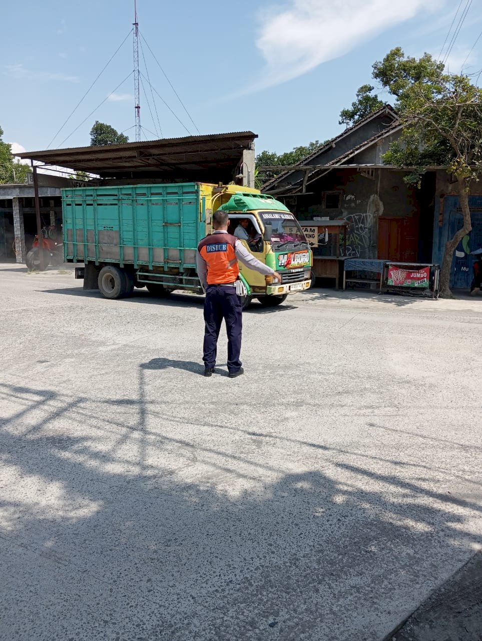 Simpang Aman Terpantau, Dalops Menertibkan Jalur Truk Gol.C di SMPN Karangnongko