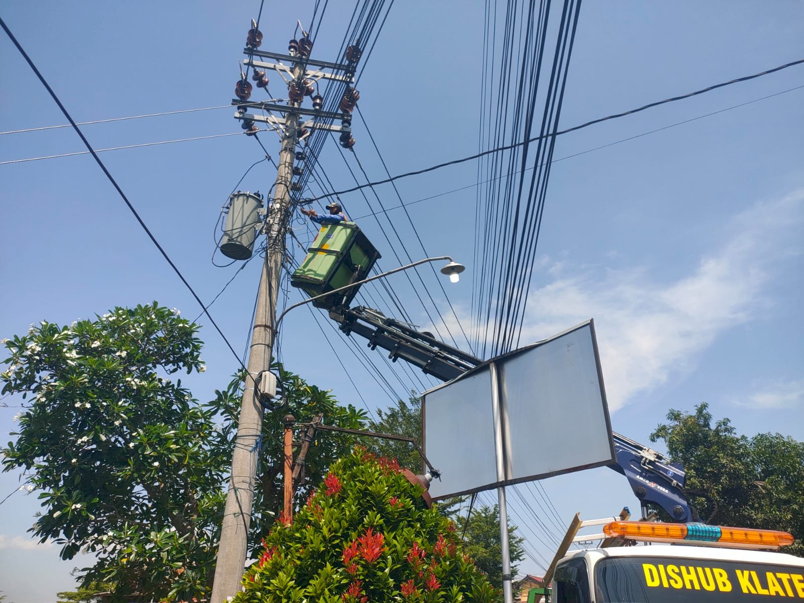 Lapangan Beji Pedan Bercahaya, PJU Update Lampu LED 40Watt