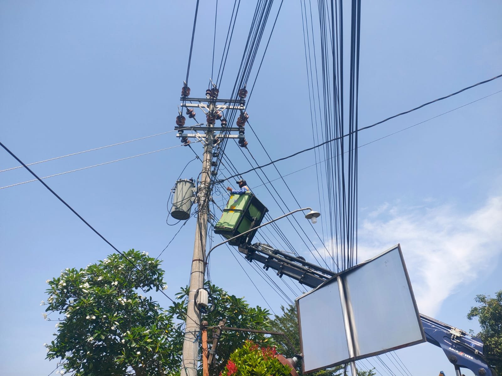 Lapangan Beji Pedan Bercahaya, PJU Update Lampu LED 40Watt