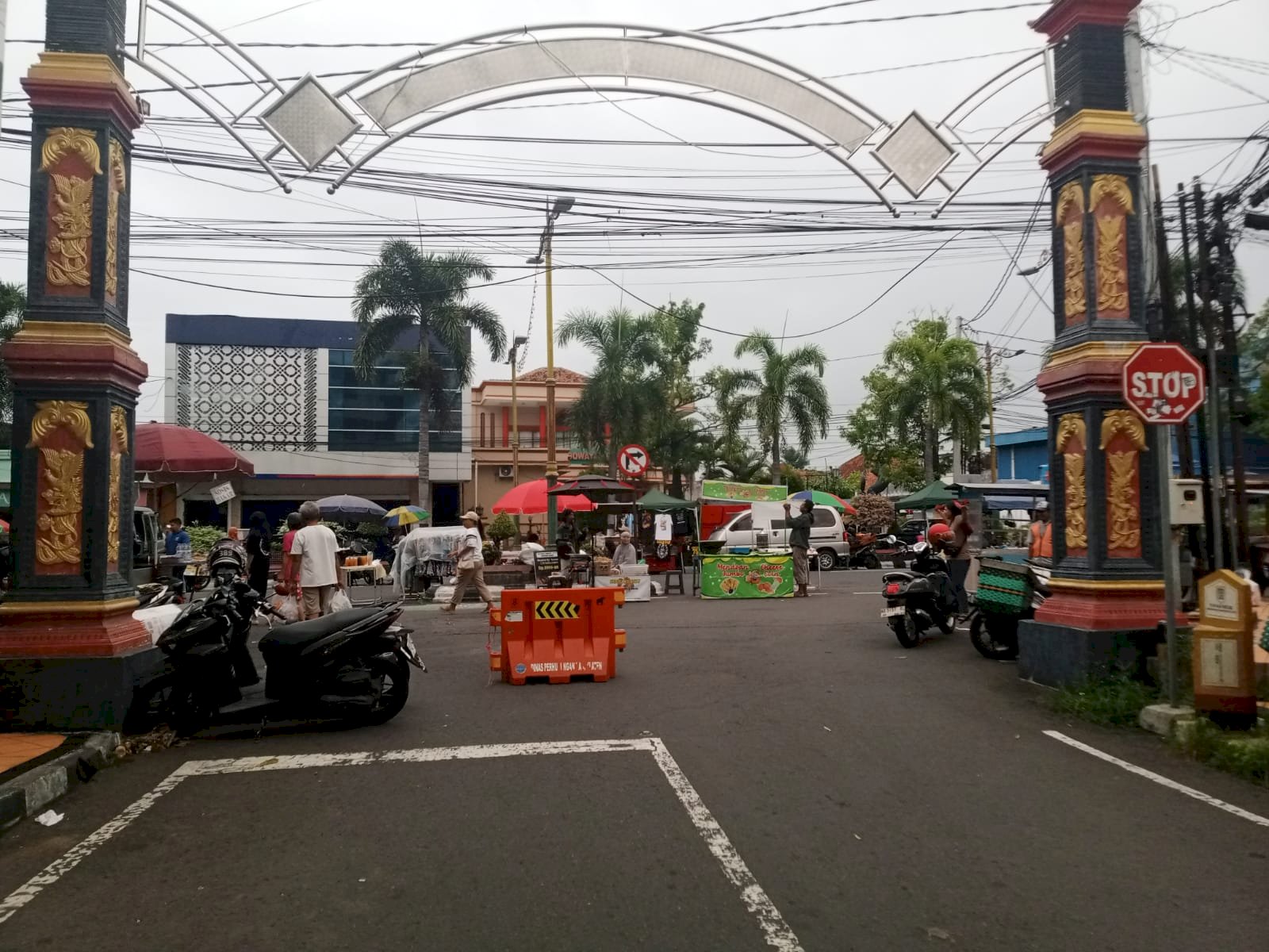 Hujan Tidak Hentikan Semangat CFD, Puluhan Petugas Dishub Tetap Profesional Tutup Jalan dan Atur Lalu Lintas Minggu Pagi