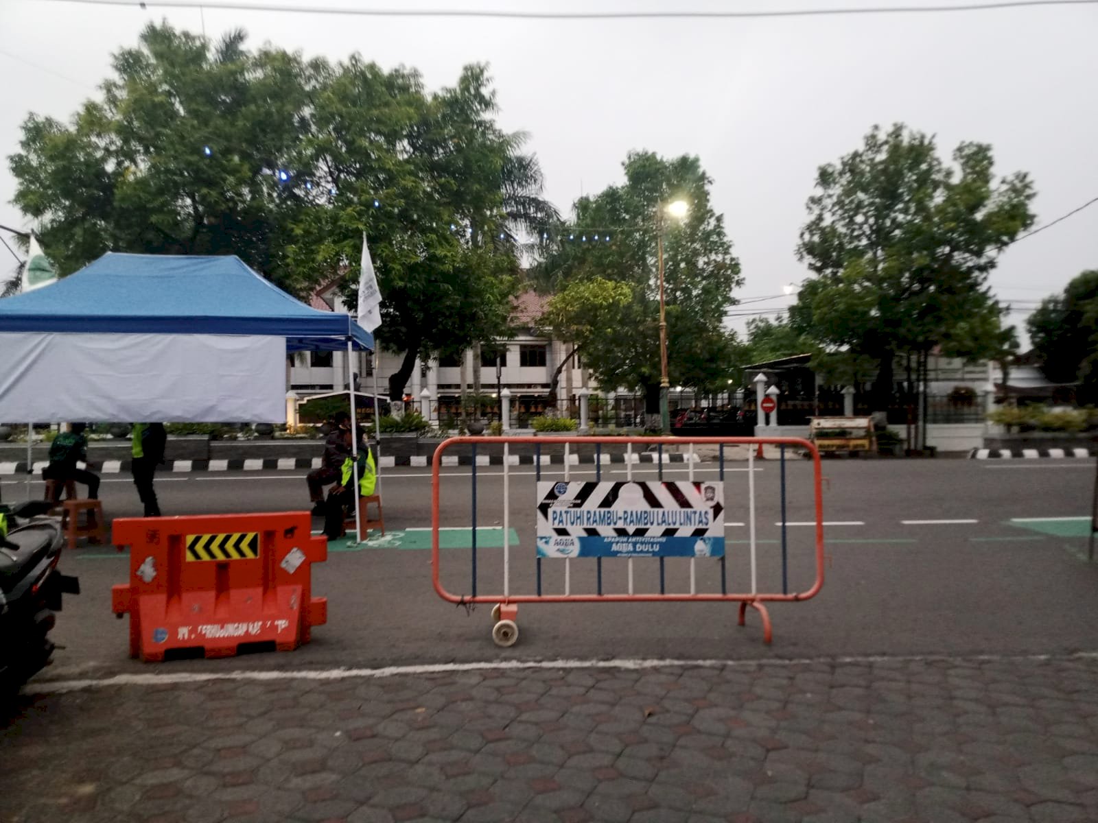 Hujan Tidak Hentikan Semangat CFD, Puluhan Petugas Dishub Tetap Profesional Tutup Jalan dan Atur Lalu Lintas Minggu Pagi