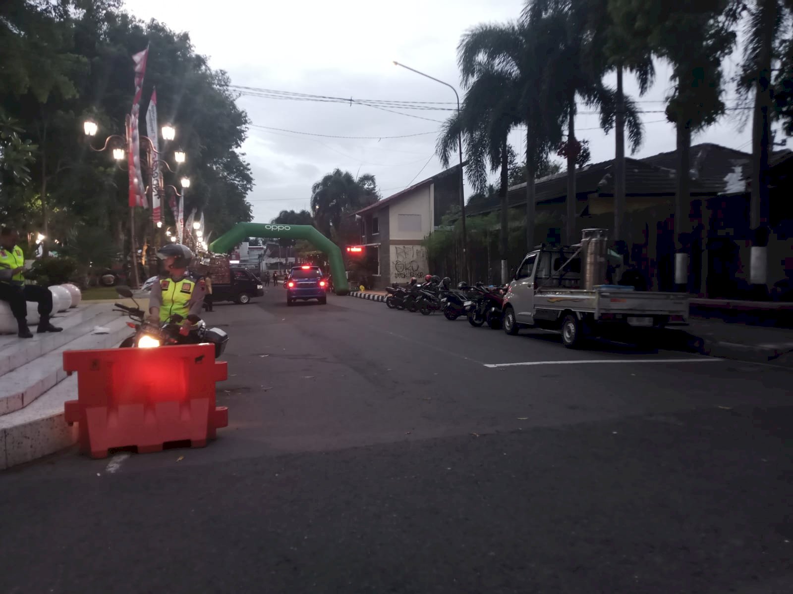 Hujan Tidak Hentikan Semangat CFD, Puluhan Petugas Dishub Tetap Profesional Tutup Jalan dan Atur Lalu Lintas Minggu Pagi