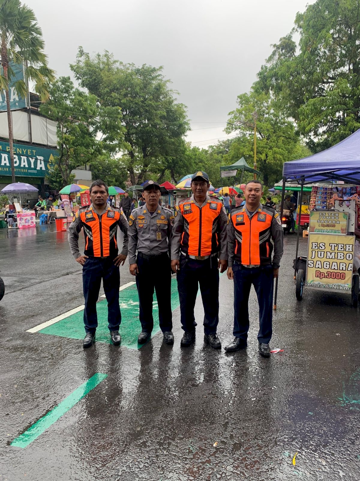 Hujan Tidak Hentikan Semangat CFD, Puluhan Petugas Dishub Tetap Profesional Tutup Jalan dan Atur Lalu Lintas Minggu Pagi