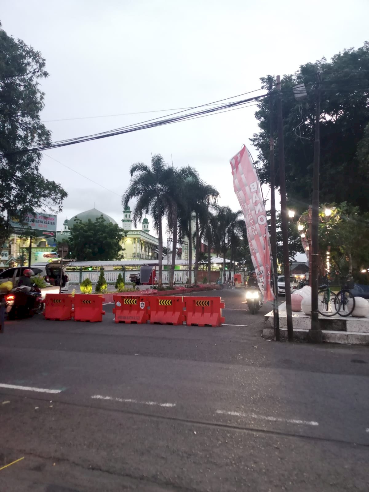 Hujan Tidak Hentikan Semangat CFD, Puluhan Petugas Dishub Tetap Profesional Tutup Jalan dan Atur Lalu Lintas Minggu Pagi