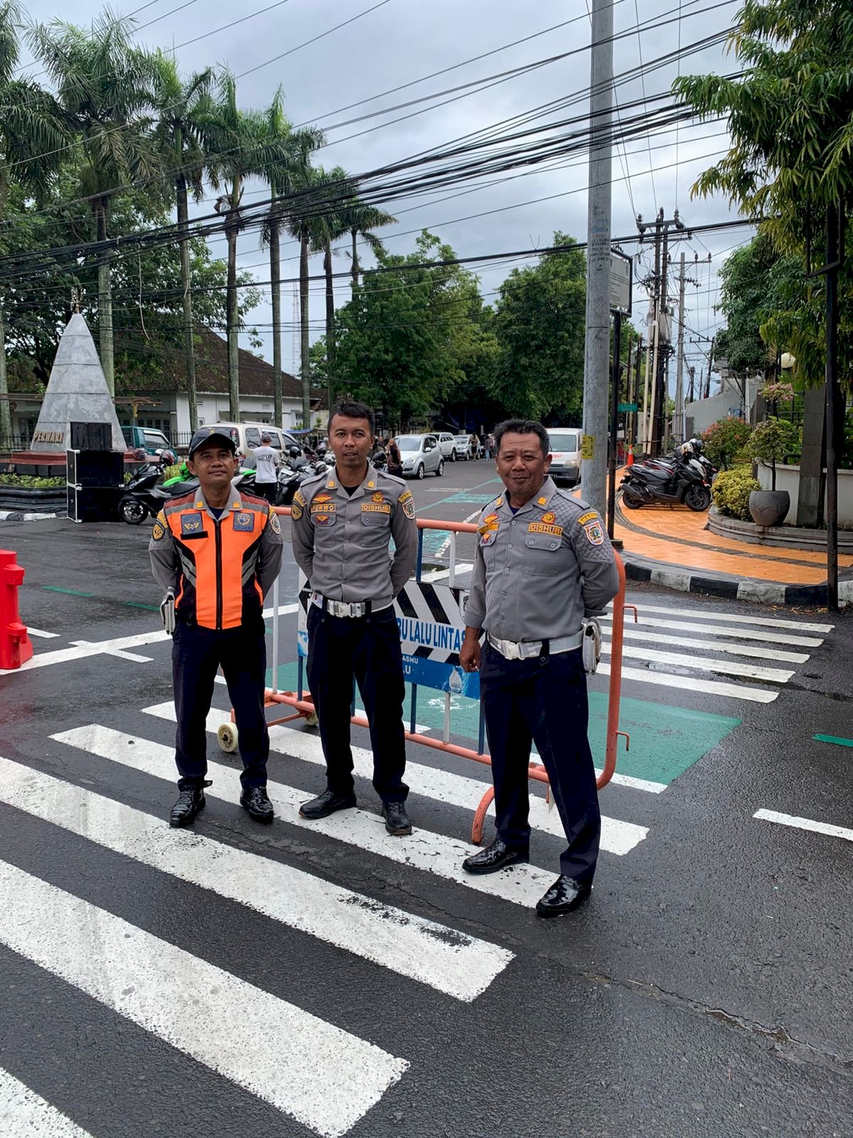 Hujan Tidak Hentikan Semangat CFD, Puluhan Petugas Dishub Tetap Profesional Tutup Jalan dan Atur Lalu Lintas Minggu Pagi
