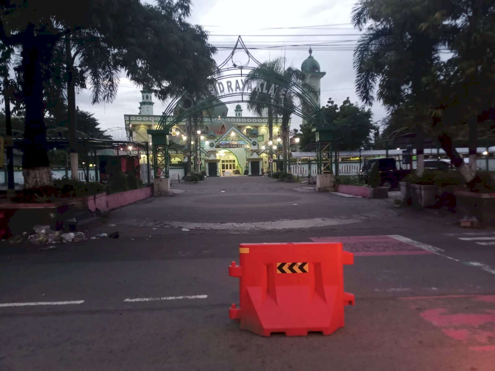 Hujan Tidak Hentikan Semangat CFD, Puluhan Petugas Dishub Tetap Profesional Tutup Jalan dan Atur Lalu Lintas Minggu Pagi