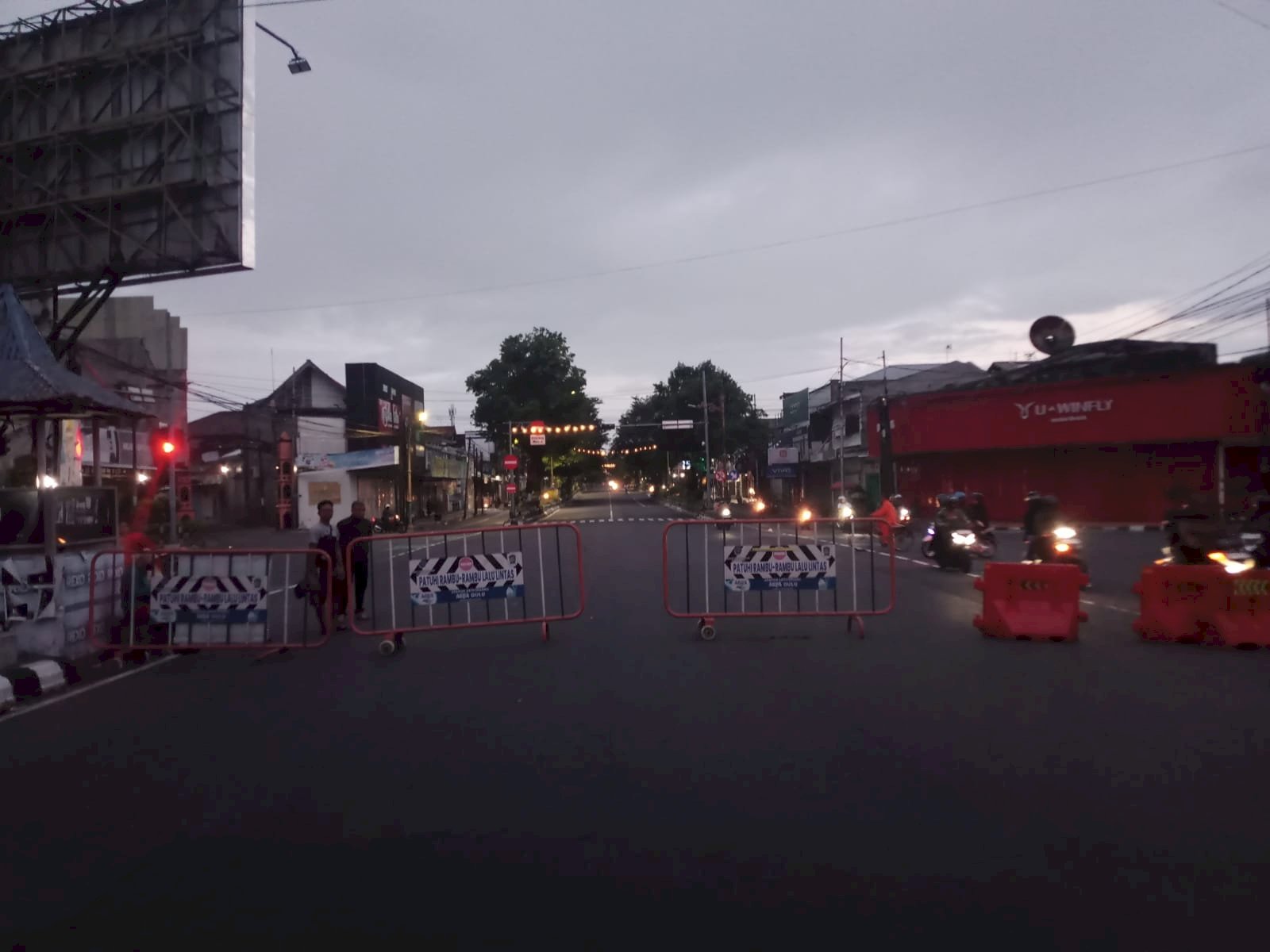 Hujan Tidak Hentikan Semangat CFD, Puluhan Petugas Dishub Tetap Profesional Tutup Jalan dan Atur Lalu Lintas Minggu Pagi