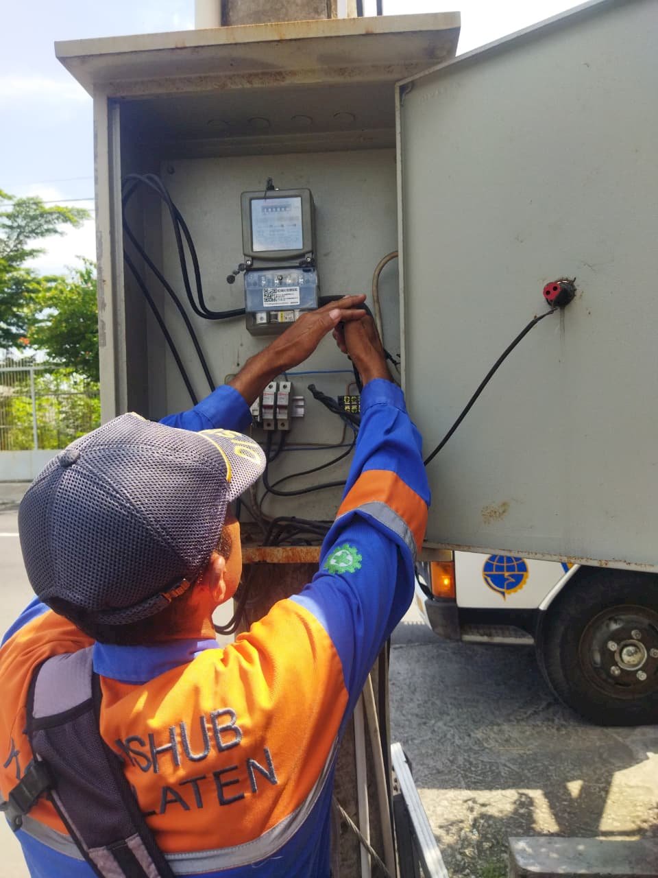 Lengkapi Perawatan PJU, Tim Teknisi Service Meter Listrik di Bendogantungan-Mlaran