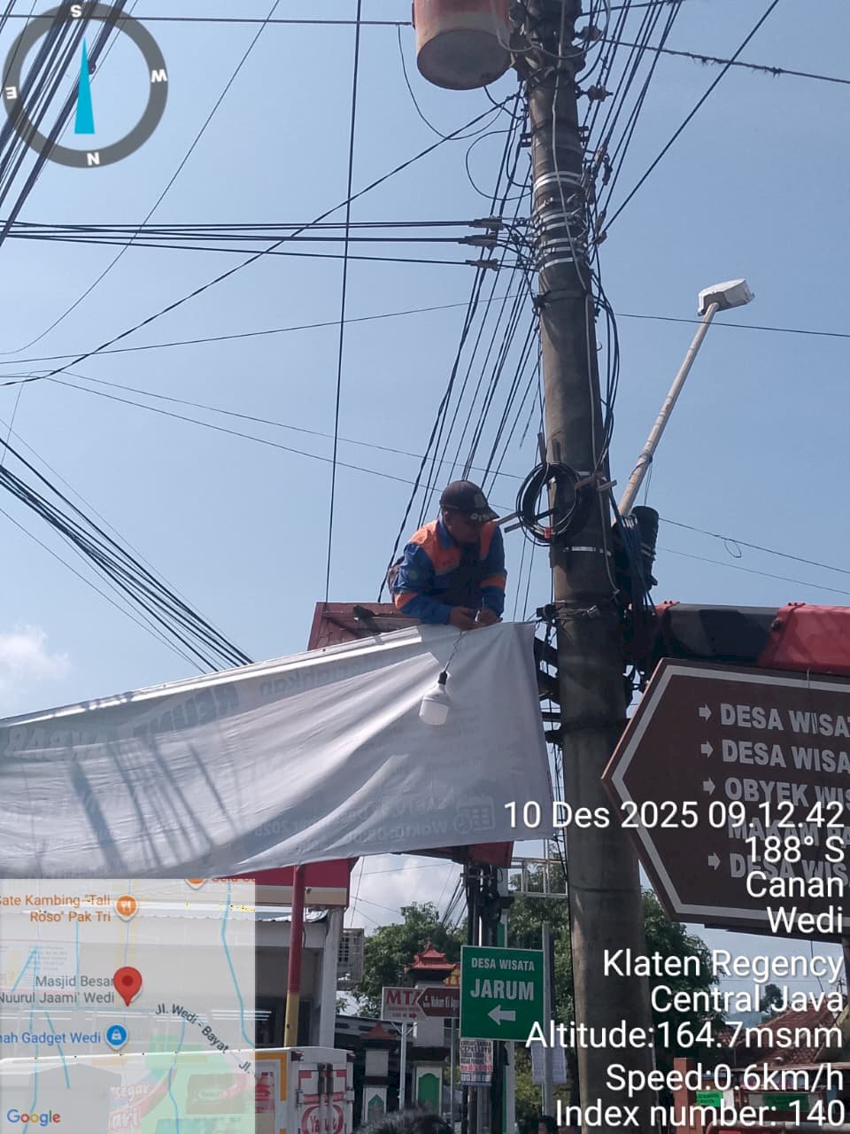 Kabel Terbakar Diperbaiki, Tim PJU Ganti Photocell di Simpang Masjid Jami Wedi