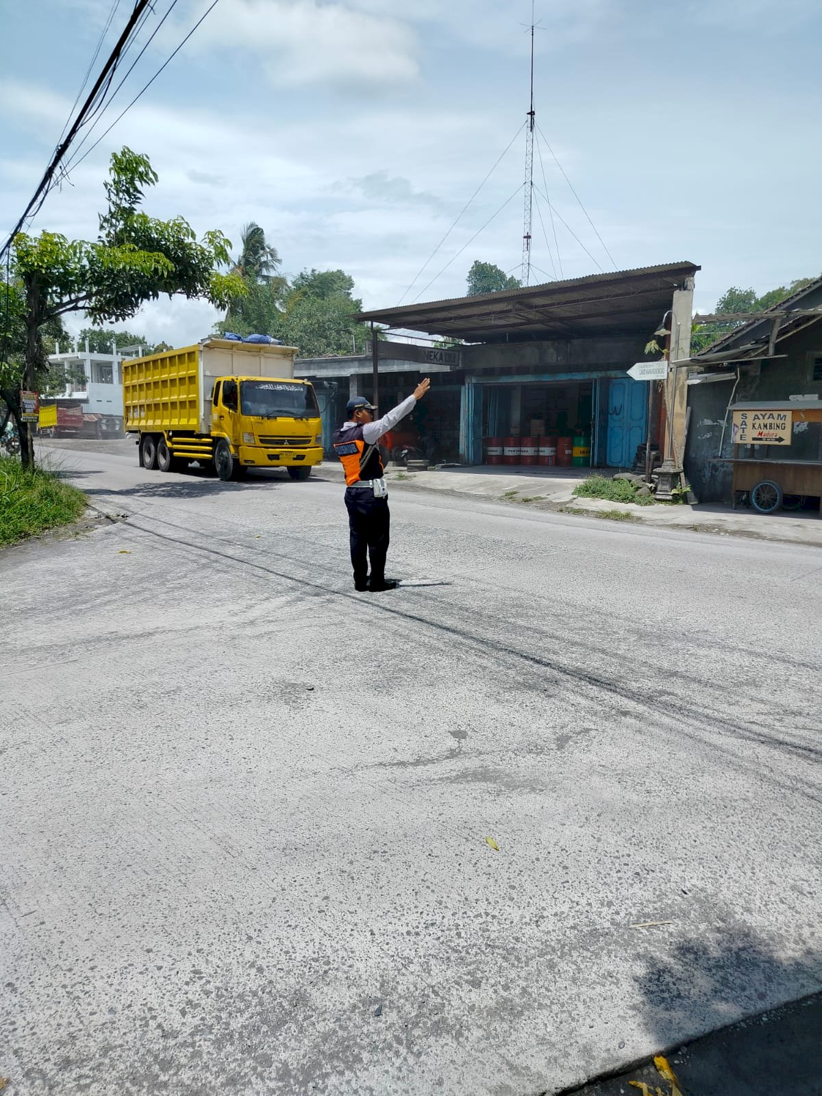 Pengalihan Truk Berat di Simpang SMP Negeri Karangnongko, Upaya untuk Meningkatkan Keselamatan Jalan