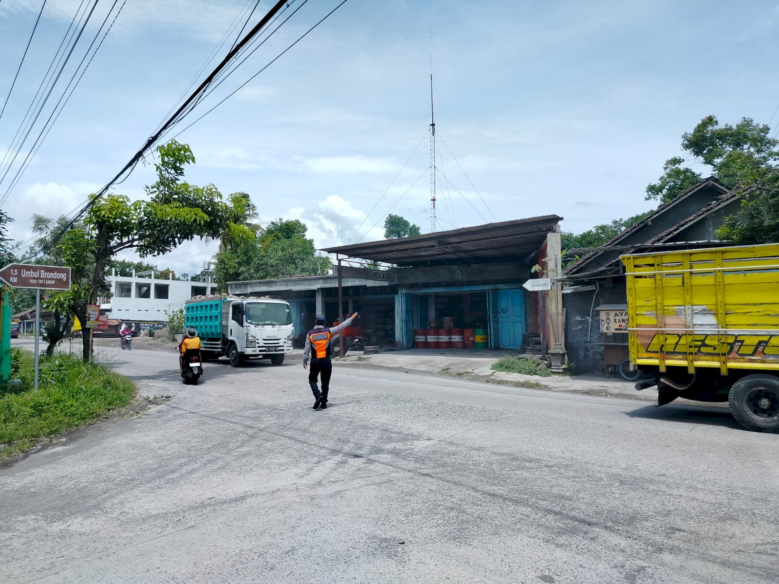 Pengalihan Truk Berat di Simpang SMP Negeri Karangnongko, Upaya untuk Meningkatkan Keselamatan Jalan