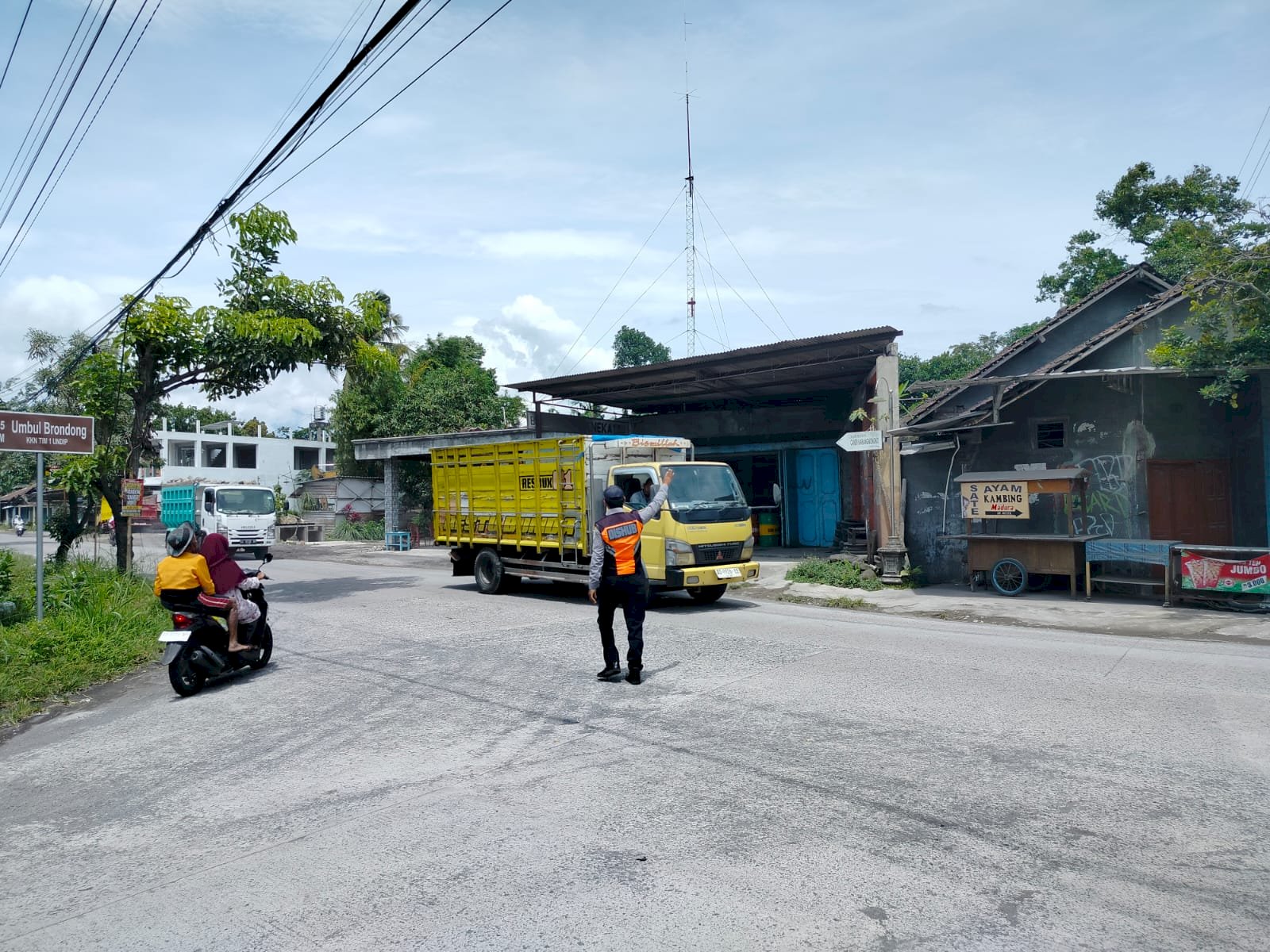 Pengalihan Truk Berat di Simpang SMP Negeri Karangnongko, Upaya untuk Meningkatkan Keselamatan Jalan