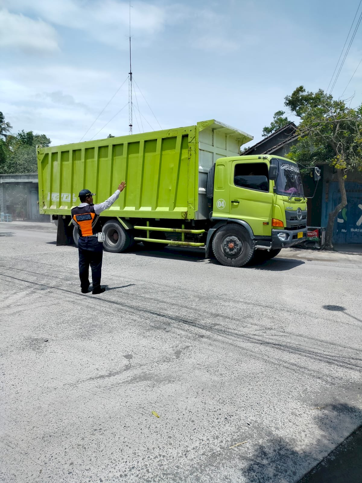 Pengalihan Truk Berat di Simpang SMP Negeri Karangnongko, Upaya untuk Meningkatkan Keselamatan Jalan