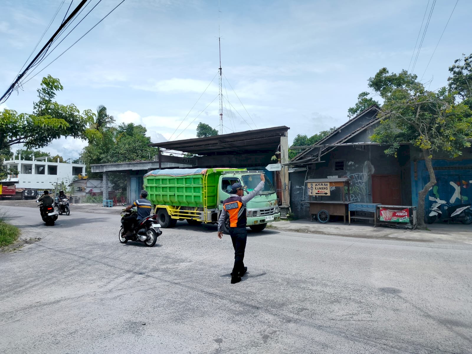 Pengalihan Truk Berat di Simpang SMP Negeri Karangnongko, Upaya untuk Meningkatkan Keselamatan Jalan