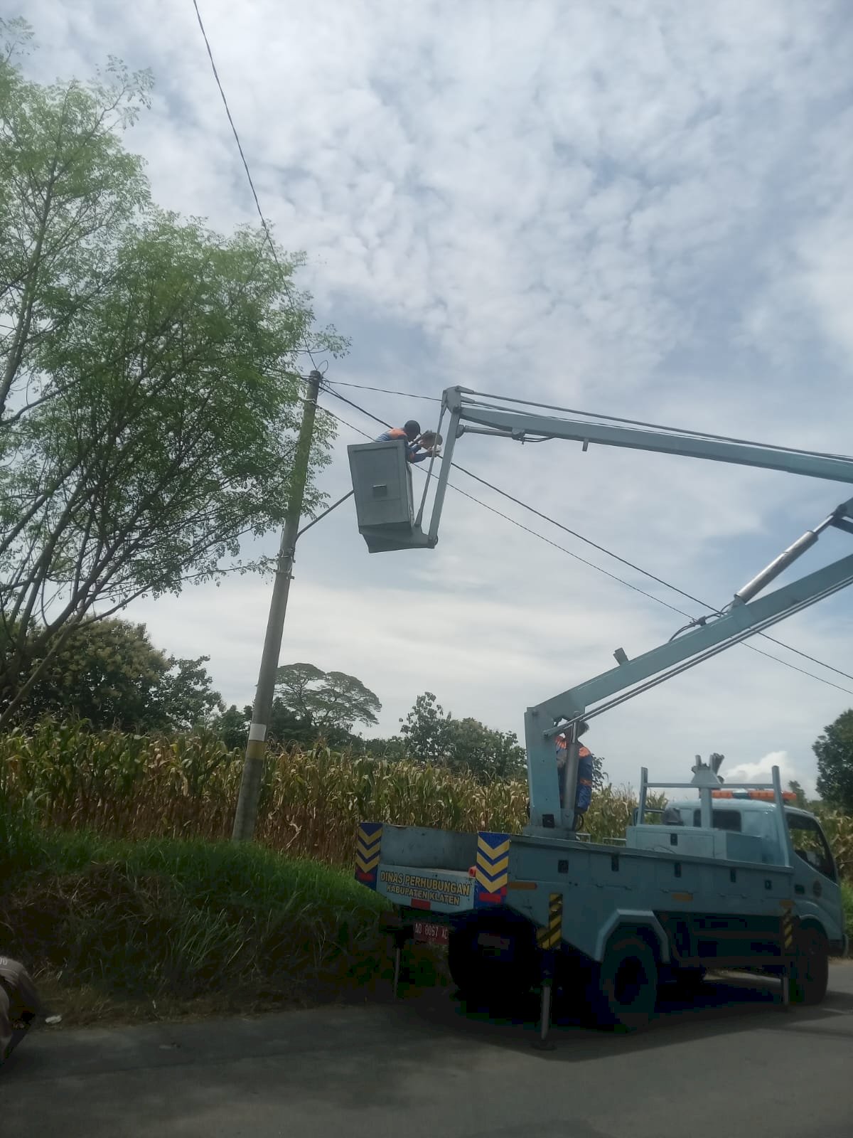 Penerangan Pucang Kini Lebih Cerah, Tim PJU Ganti Lampu LED Ruas Jalan Miliran