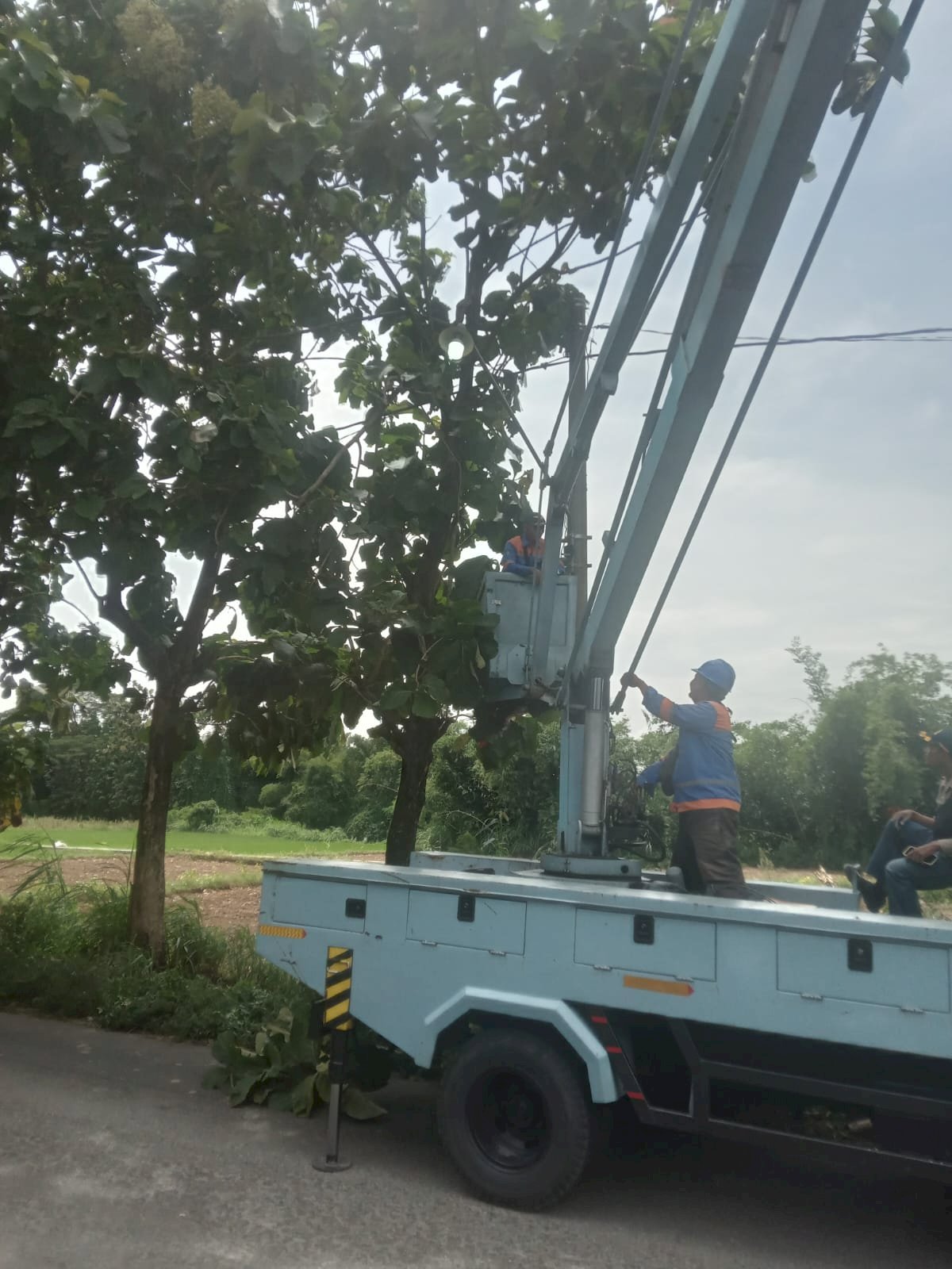 Penerangan Pucang Kini Lebih Cerah, Tim PJU Ganti Lampu LED Ruas Jalan Miliran
