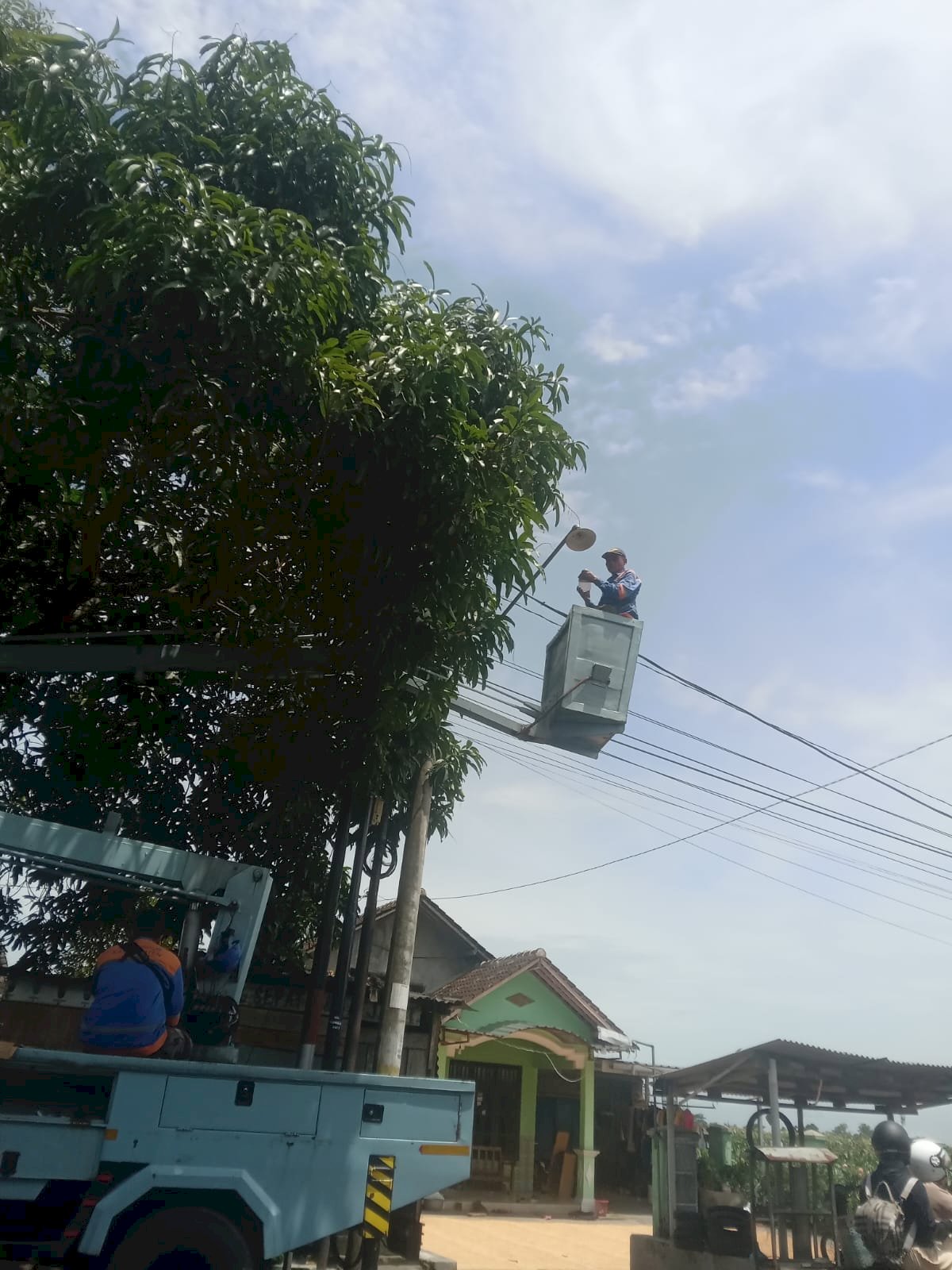 Penerangan Pucang Kini Lebih Cerah, Tim PJU Ganti Lampu LED Ruas Jalan Miliran