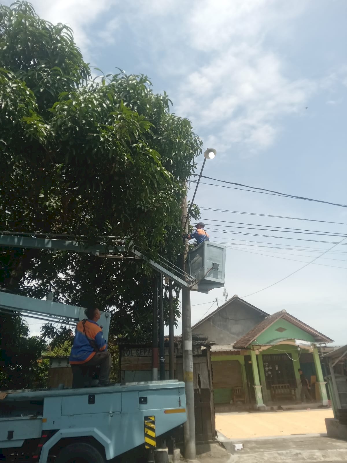 Penerangan Pucang Kini Lebih Cerah, Tim PJU Ganti Lampu LED Ruas Jalan Miliran