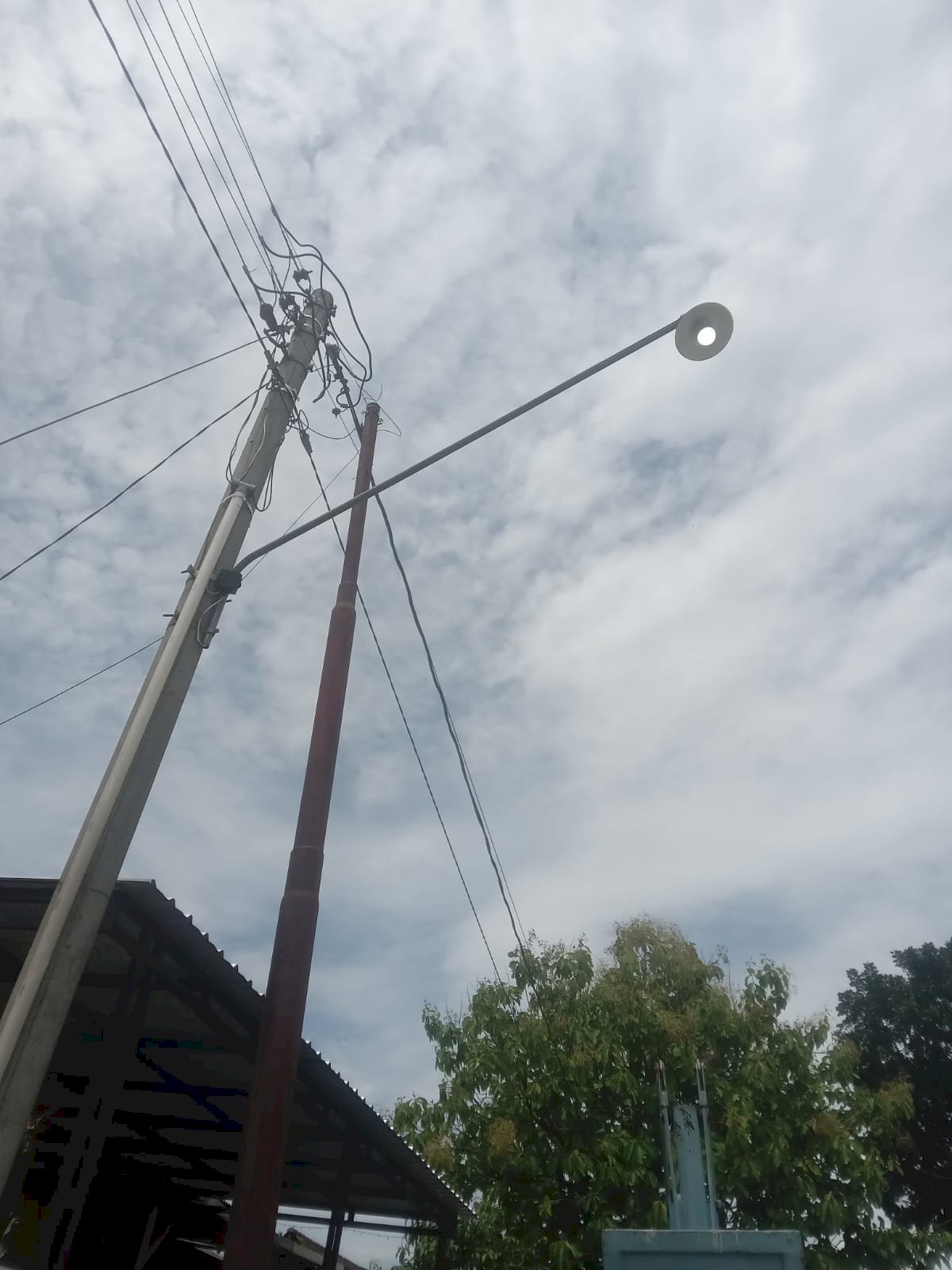 Penerangan Pucang Kini Lebih Cerah, Tim PJU Ganti Lampu LED Ruas Jalan Miliran