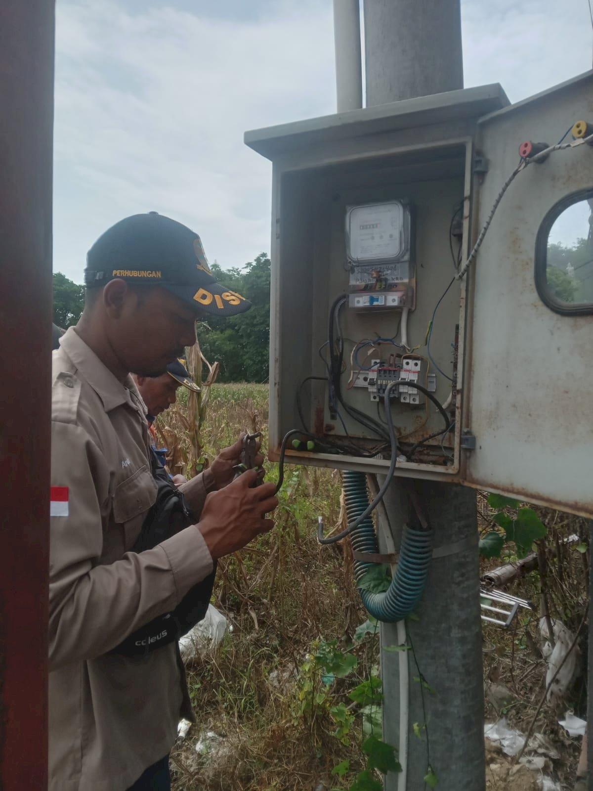 Penerangan Pucang Kini Lebih Cerah, Tim PJU Ganti Lampu LED Ruas Jalan Miliran