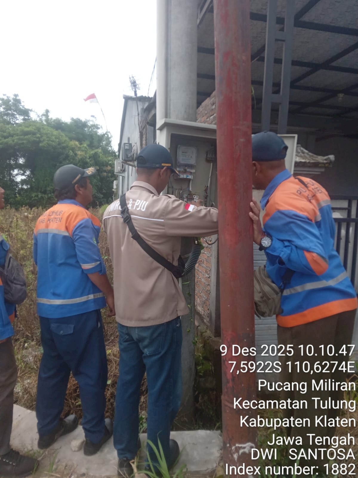 Penerangan Pucang Kini Lebih Cerah, Tim PJU Ganti Lampu LED Ruas Jalan Miliran