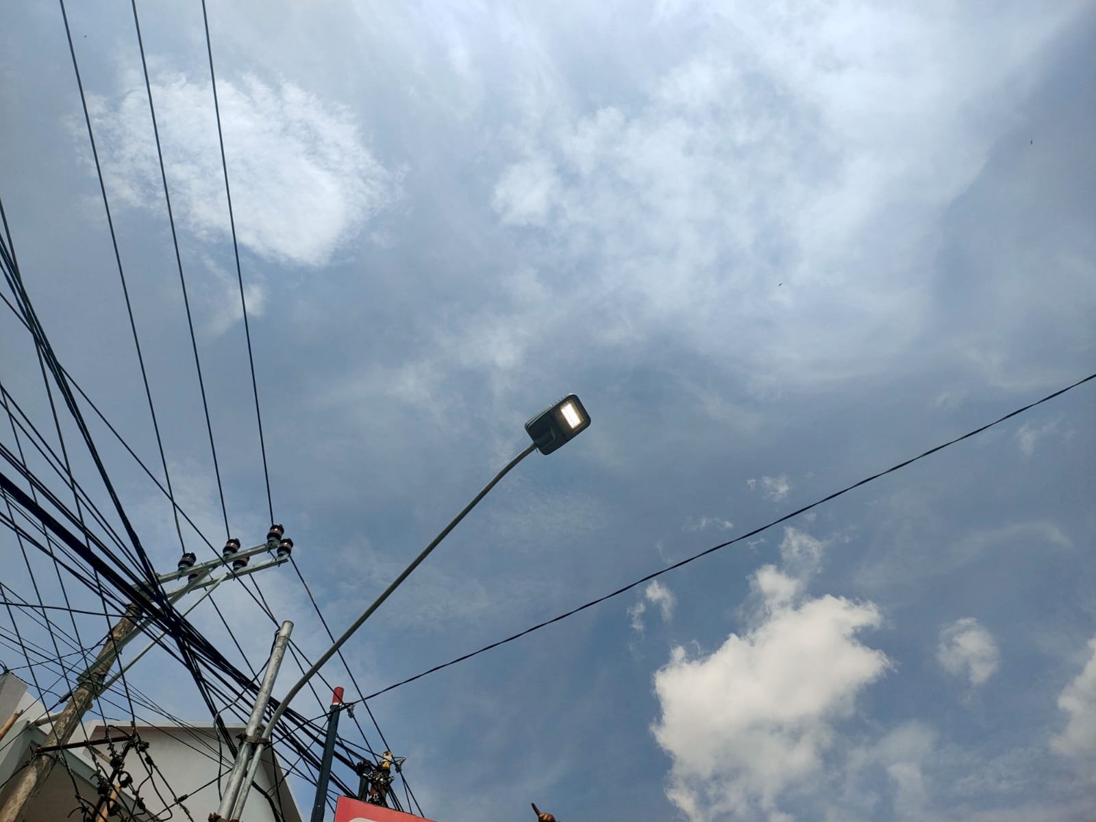 Jaringan Listrik PJU Andalas Kembali Pulih, Kabel Terbakar dan Ganti Lampu LED 60 Watt diatasi oleh Tim PJU