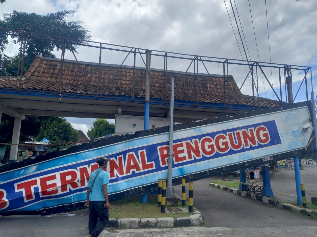 Papan Nama Sub Terminal Penggung Jatuh Diterjang Angin, Tanpa Korban Jiwa , Tim PJU segera Evakuasi
