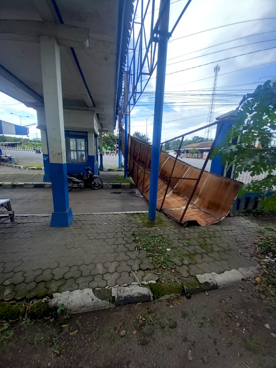 Papan Nama Sub Terminal Penggung Jatuh Diterjang Angin, Tanpa Korban Jiwa , Tim PJU segera Evakuasi