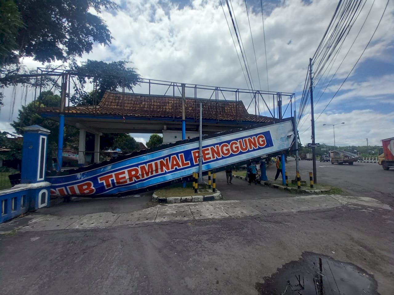 Papan Nama Sub Terminal Penggung Jatuh Diterjang Angin, Tanpa Korban Jiwa , Tim PJU segera Evakuasi
