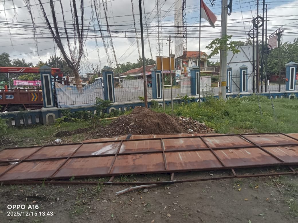 Papan Nama Sub Terminal Penggung Jatuh Diterjang Angin, Tanpa Korban Jiwa , Tim PJU segera Evakuasi